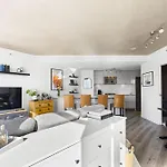 Luxury Central Apartment With City Views