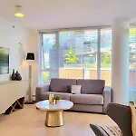 Beautiful 1 Bedroom In The Heart Of Downtown: Parking, Pool & Gym