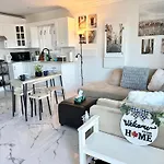 2Br 1Ba Guest Suite With King Bed - Free Parking - Renfrew Station - Central Location