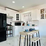 2Br 1Ba Guest Suite With King Bed - Free Parking - Renfrew Station - Central Location