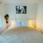 2Br 1Ba Guest Suite With King Bed - Free Parking - Renfrew Station - Central Location