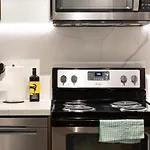Modern & Cozy Urban Retreat In The Heart Of The City
