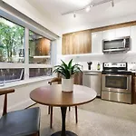Modern & Cozy Urban Retreat In The Heart Of The City