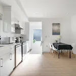 Charming 2-Bd Retreat In The Heart Of Vancouver