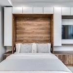 Luxury Downtown Apartment In Quiet Neighbourhood