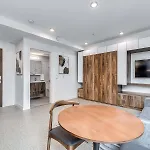 Luxury Downtown Apartment In Quiet Neighbourhood