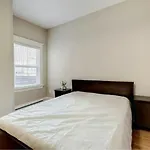 5 Star Location Downtown Core 1035 Granville St 6Bed-Rooms Unit 16 People Available