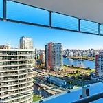 Capricorn Palace Luxury 1Bd 1Ba Apartment Plus Den In Downtown Vancouver