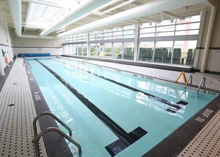 Beautiful 1 Bedroom In The Heart Of Downtown: Parking, Pool & Gym