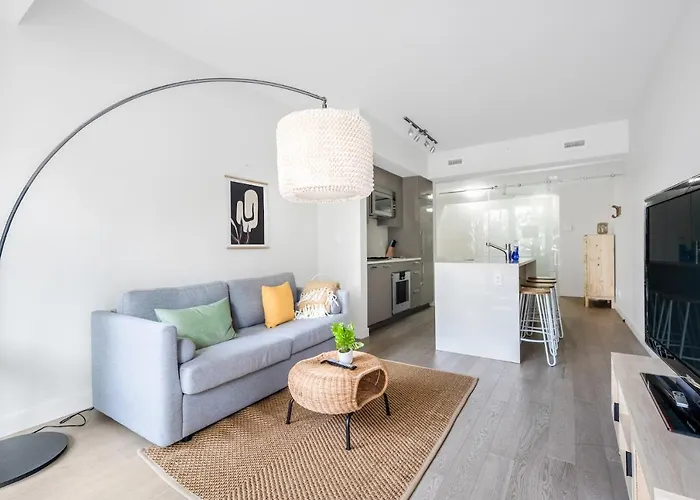 Cozy 1 Bedroom Unit Near Queen Elizabeth Park
