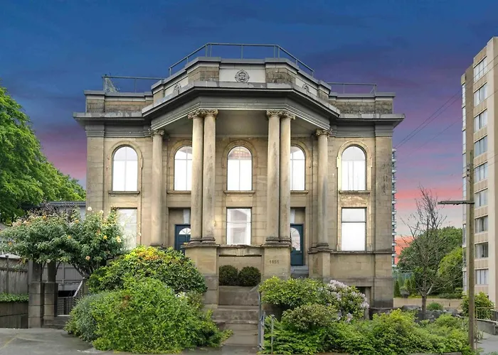 Historic Townhouse In Kitsilano