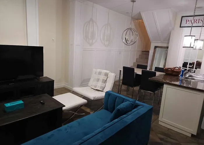 Downtown Vancouver Deluxe: Stylish 2Bd2Ba Townhouse