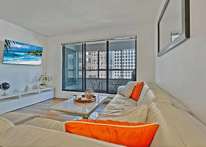 Prime Location Stylish Two-Bedroom Apartment Overlooking Downtown