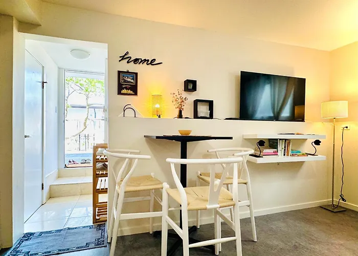 2Br 1Ba Garden View Guest Suite - King-Size Bed - Free Parking