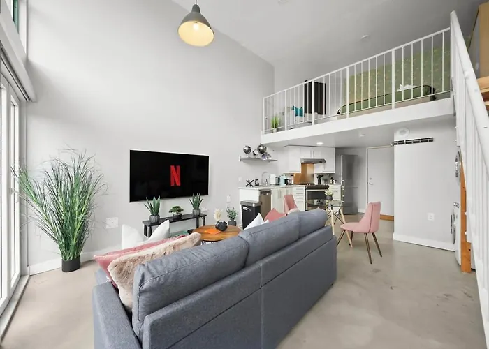 One Of A Kind Loft In Gastown With Free Parking