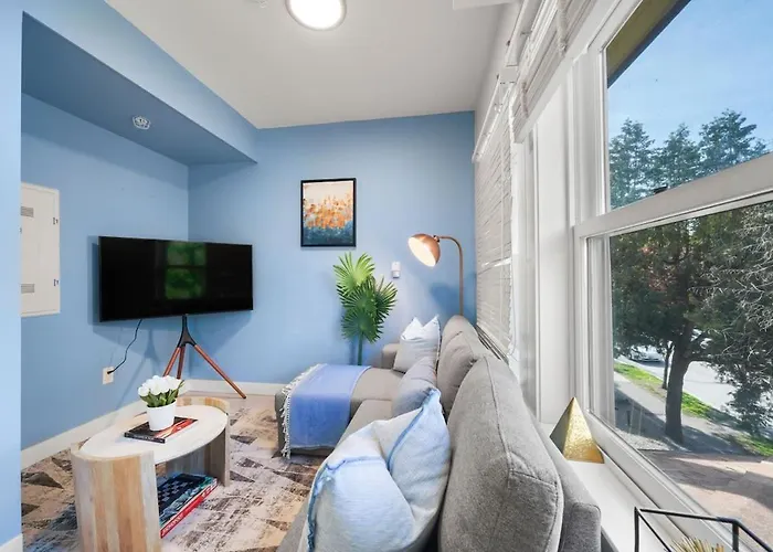 Cozy Condo In Trendy West End Dt With Free Parking