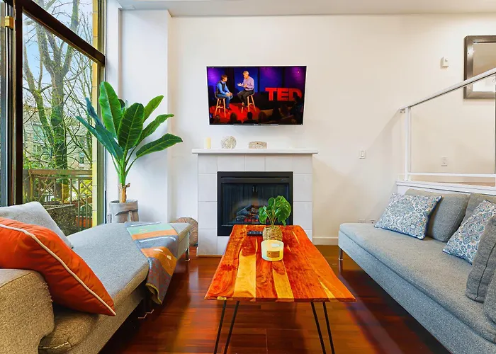 Luxury 2-Bedroom Duplex In Downtown Hotspot