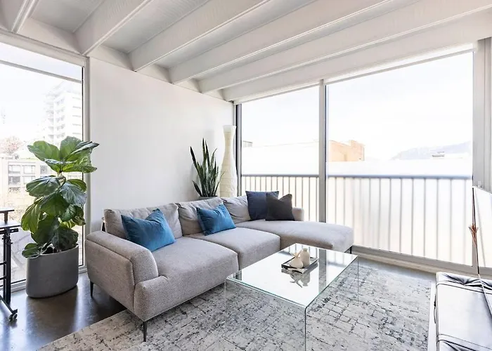 Modern 1Br Chinatown-Steps To Rogers Arena W Parking