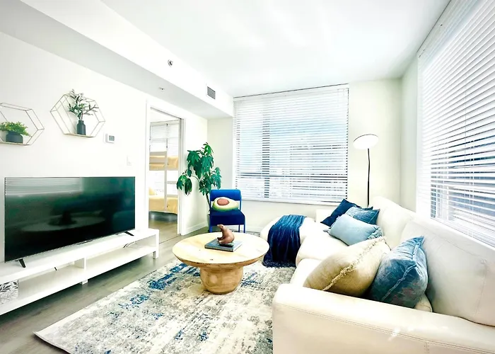 Large Central Downtown Condo, Cbd 3 Bedrooms