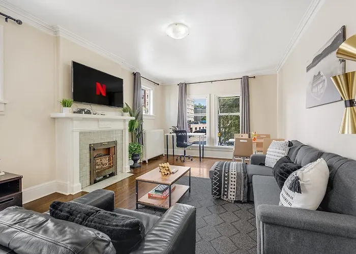 Chic 2Br Condo In West End Downtown With Parking