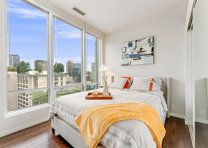 City Lights From Every Room Gorgeous Two Bedroom Apartment