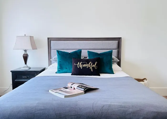 Master Queen Bedroom Private Bathroom In Vancouver West
