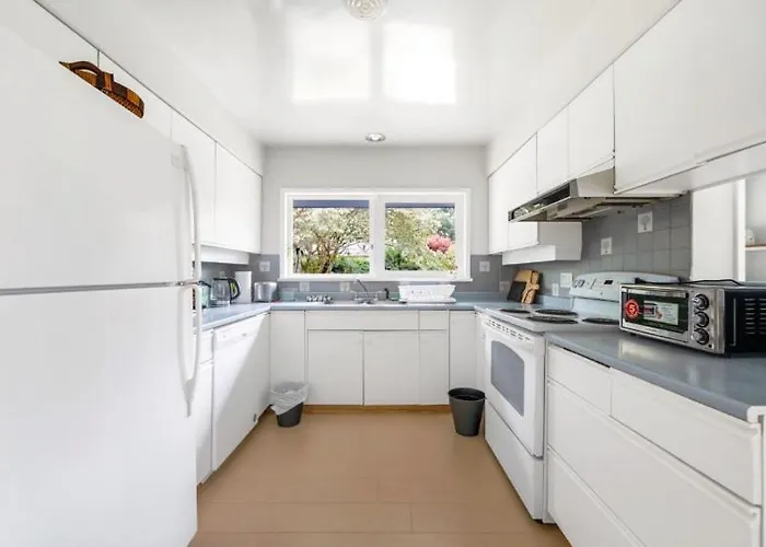 Spacious Bedroom House In Vancouver With Modern Amenities