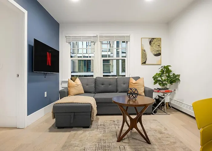 Stylish Apartment Near Restaurants & Amenities