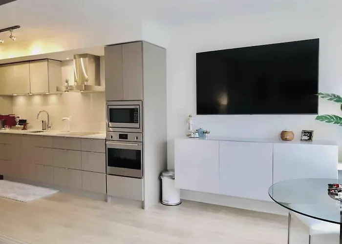 Stylish Home With Free Parking, 90 Day Minimum