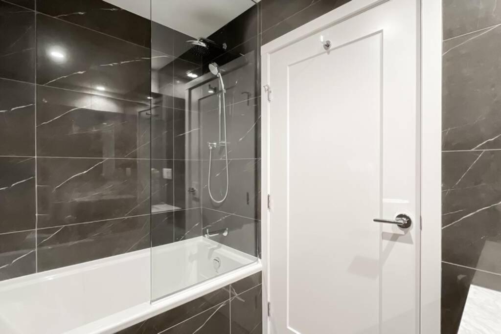 Spacious New With Working Space@oakridge Apartment Vancouver