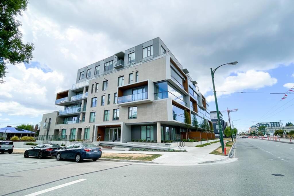 Spacious New With Working Space@oakridge * Vancouver