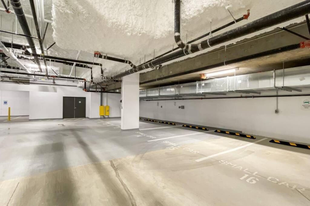 Apartment Spacious New With Working Space@oakridge *