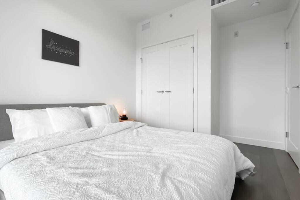 Spacious New With Working Space@oakridge
