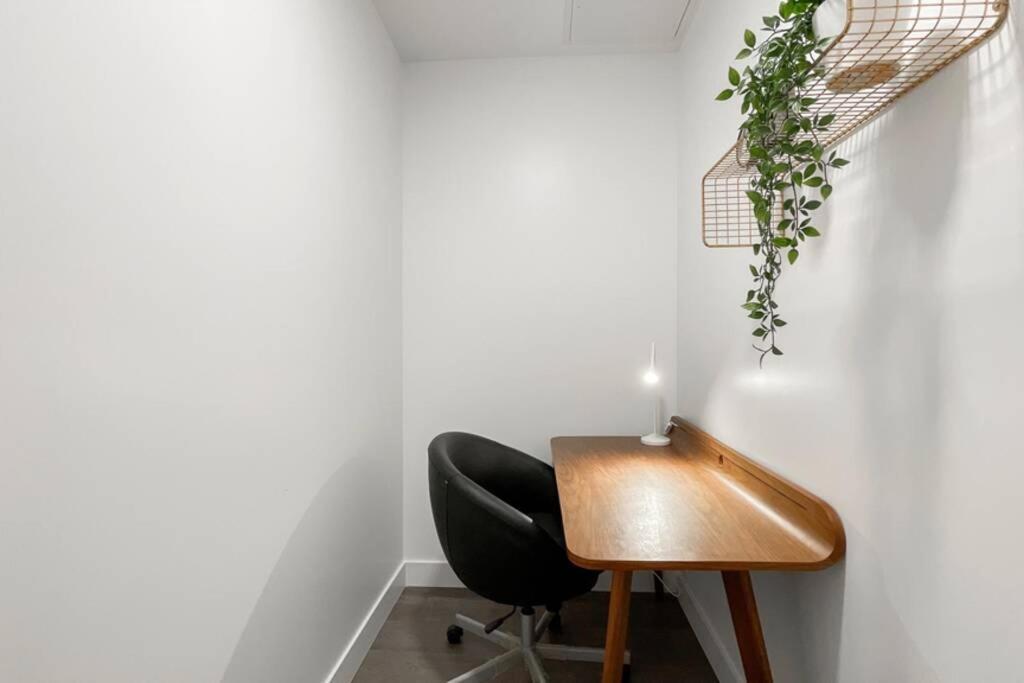 Spacious New With Working Space@oakridge Vancouver
