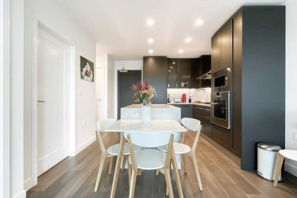 Apartment Spacious New With Working Space@oakridge