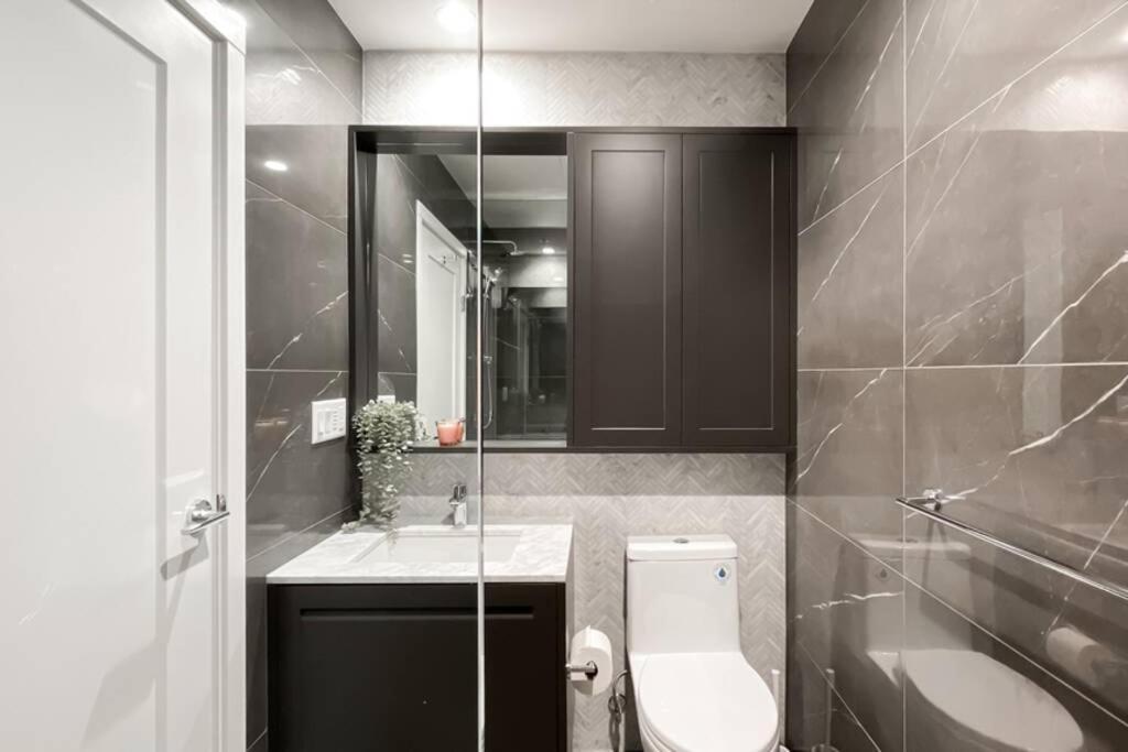 Spacious New With Working Space@oakridge Vancouver