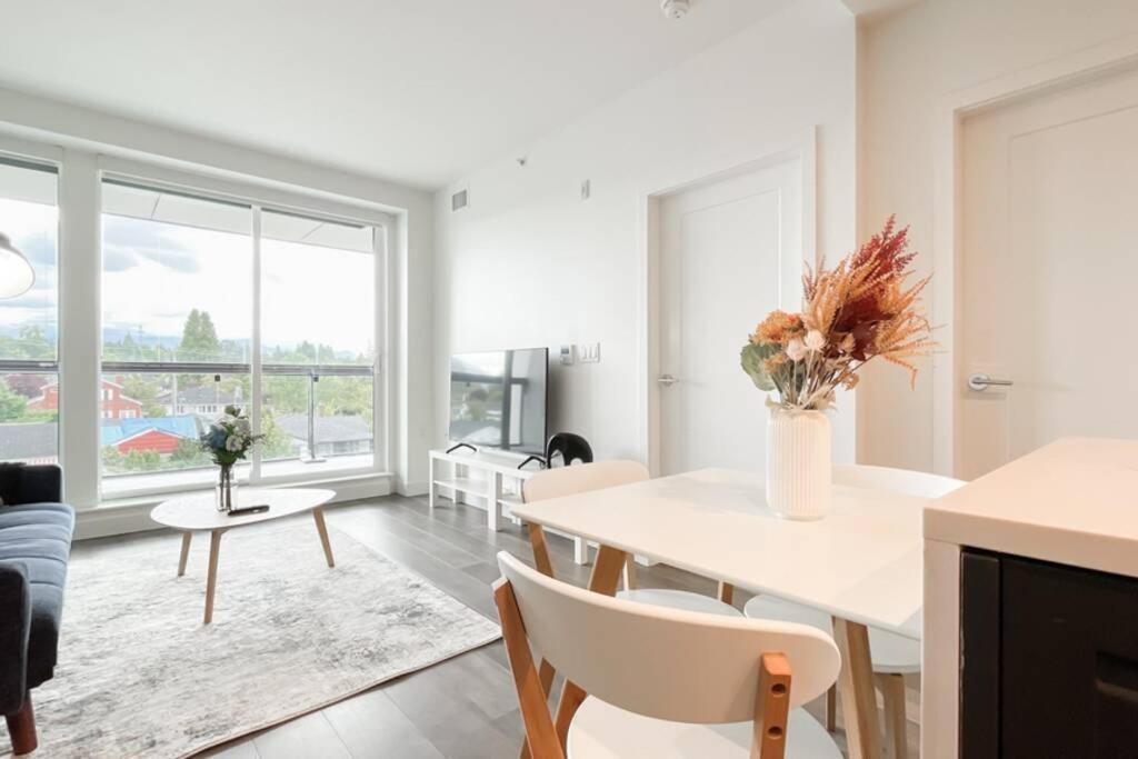 Apartment Spacious New With Working Space@oakridge
