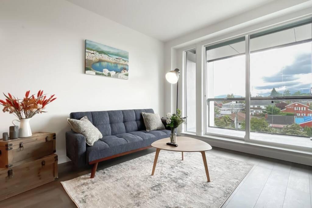 Spacious New With Working Space@oakridge Apartment Vancouver
