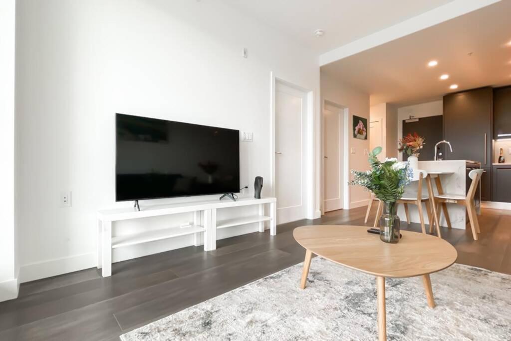 Apartment Spacious New With Working Space@oakridge