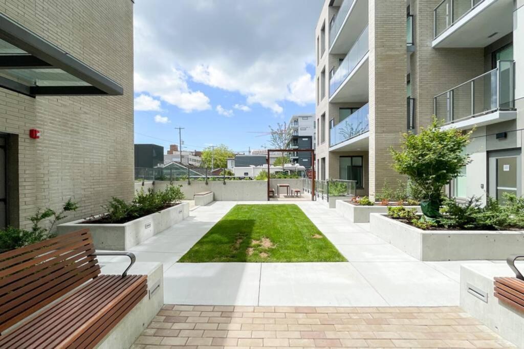 Spacious New With Working Space@oakridge Apartment *