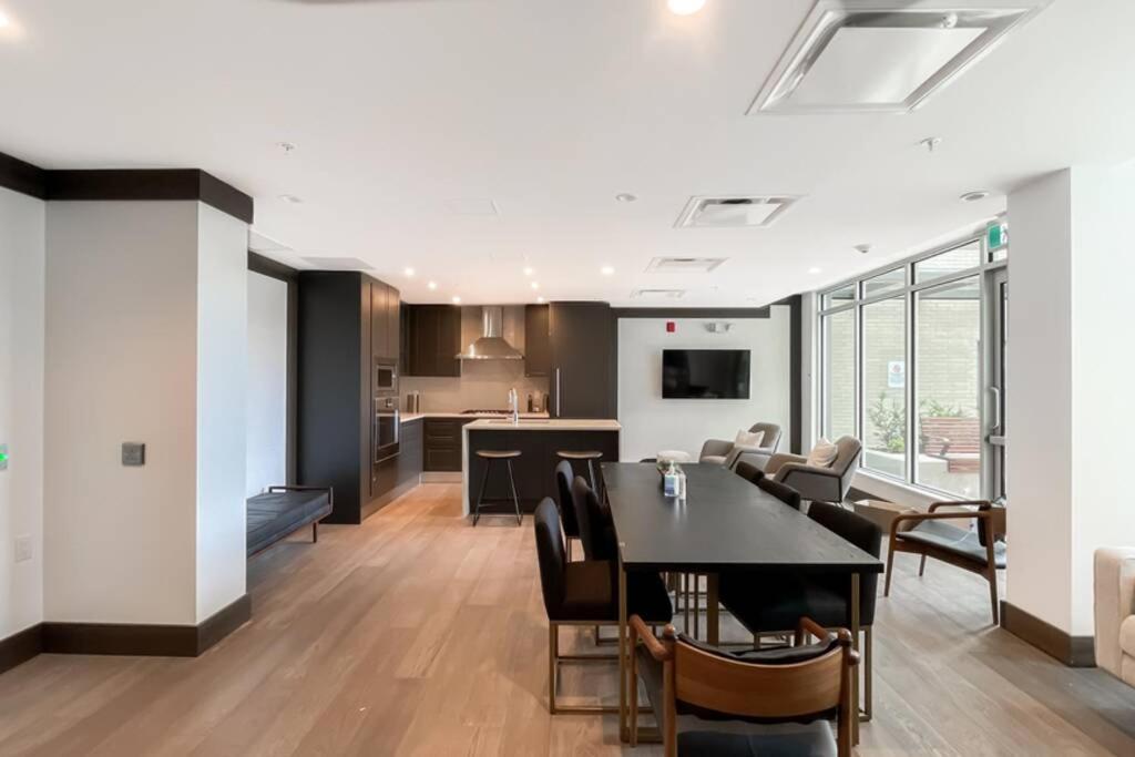 Apartment Spacious New With Working Space@oakridge Vancouver