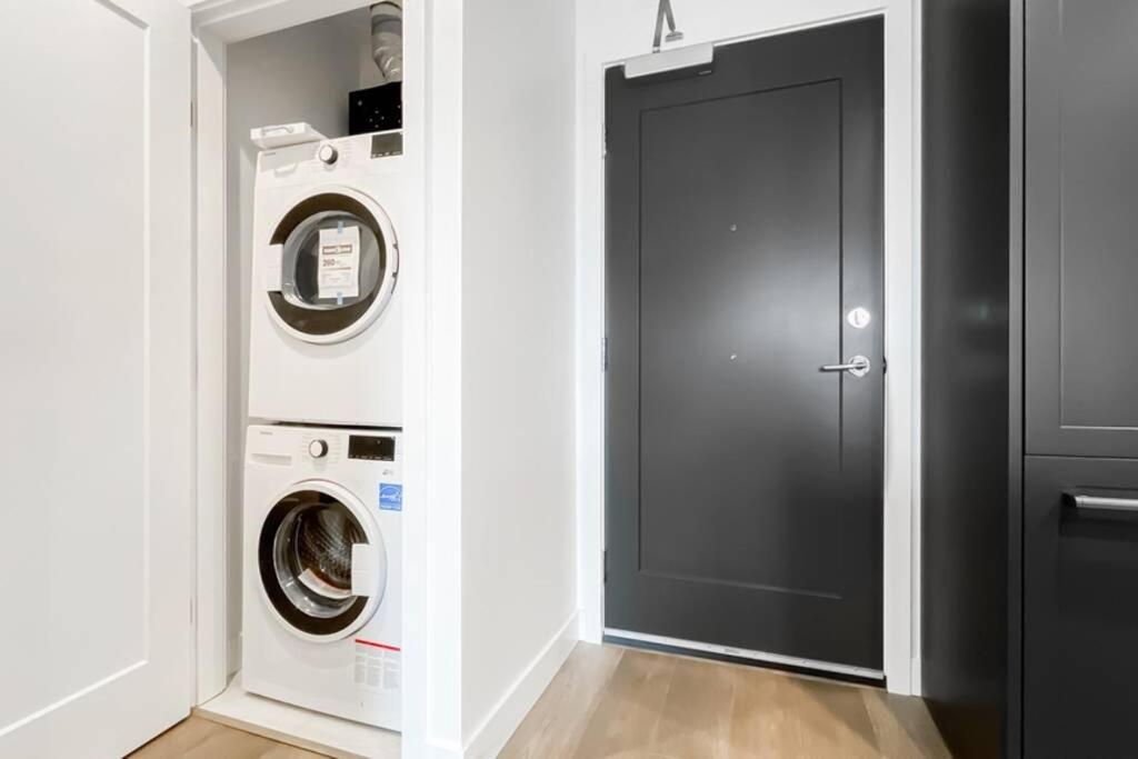Spacious New With Working Space@oakridge *