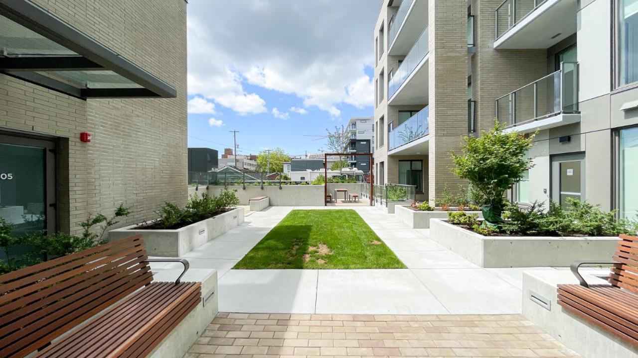 Spacious New With Working Space@oakridge Apartment *