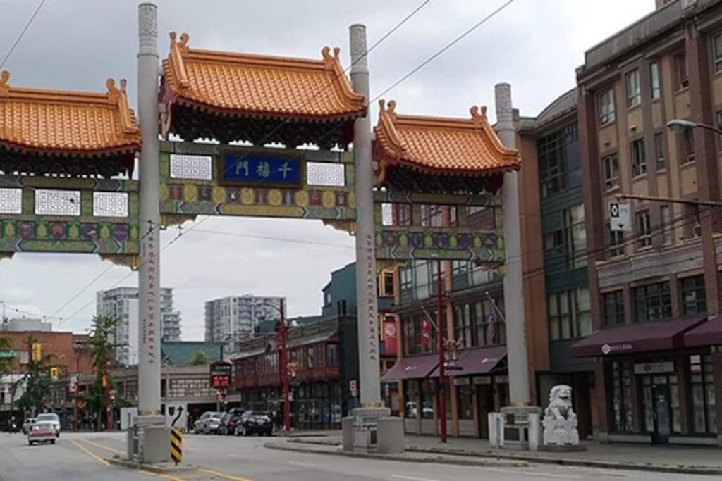 Beautiful 1 Bedroom In The Heart Of Downtown: Parking, Pool & Gym Apartment Vancouver