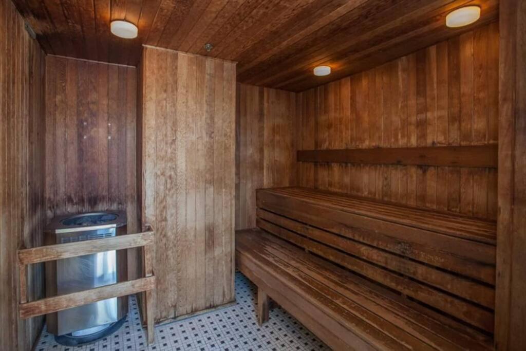 Beautiful 1 Bedroom In The Heart Of Downtown: Parking, Pool & Gym