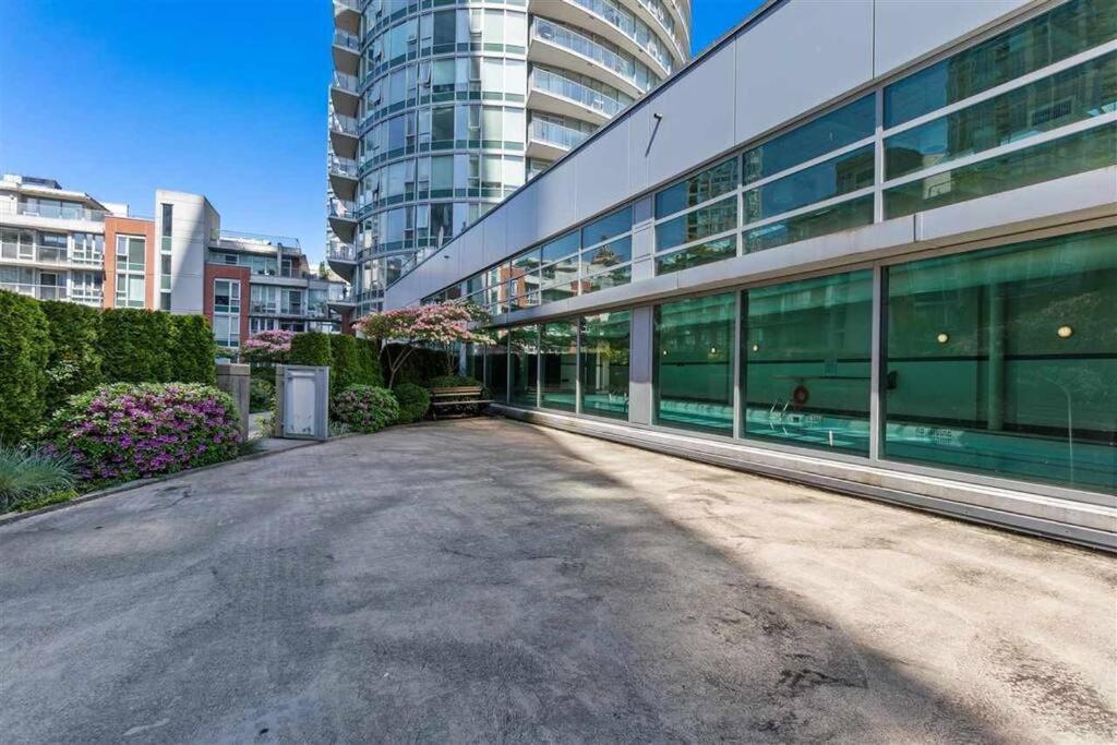 Beautiful 1 Bedroom In The Heart Of Downtown: Parking, Pool & Gym Apartment *