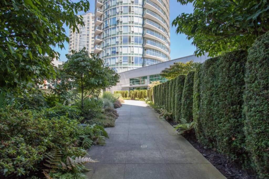 Beautiful 1 Bedroom In The Heart Of Downtown: Parking, Pool & Gym * Vancouver