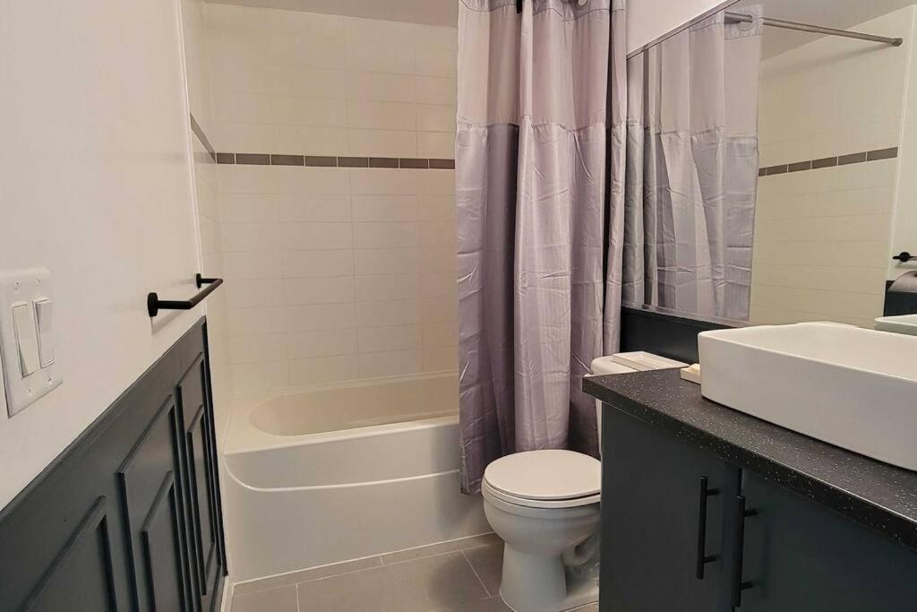 Beautiful 1 Bedroom In The Heart Of Downtown: Parking, Pool & Gym * Vancouver