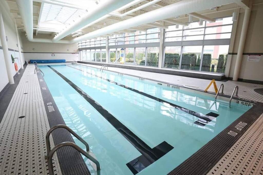 Beautiful 1 Bedroom In The Heart Of Downtown: Parking, Pool & Gym Apartment