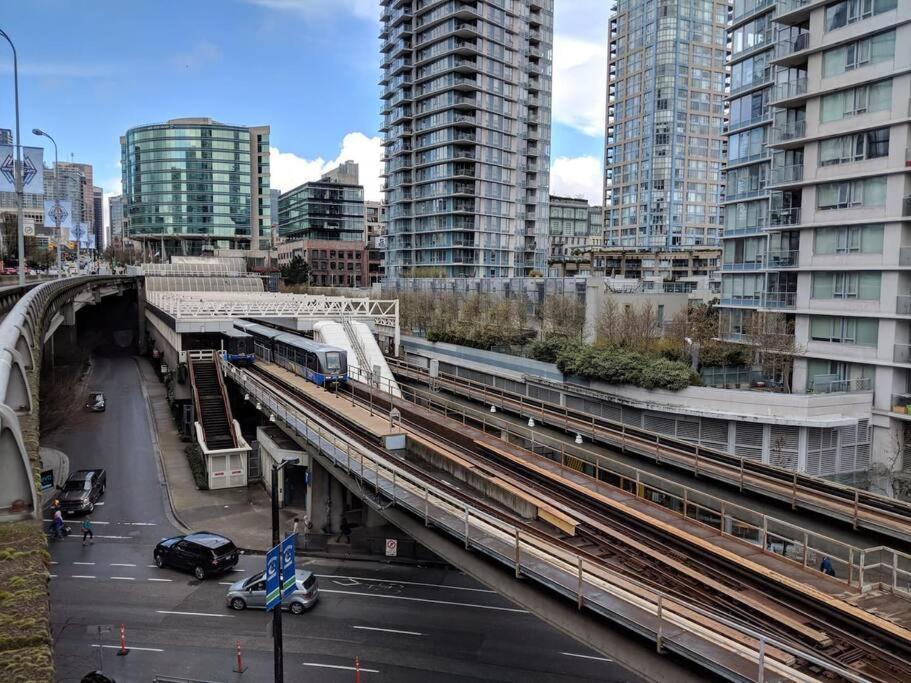 Beautiful 1 Bedroom In The Heart Of Downtown: Parking, Pool & Gym